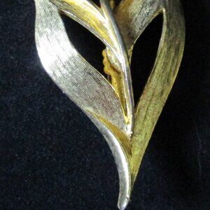 Vintage Unbranded Gold Tone Leaf with Stem Brooch/Pin  2.25" x 1.25"
